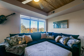 Luxury Penthouse overlooking Riverwalk w Free Parking Pet Friendly Centrally Located on the Riverwalk